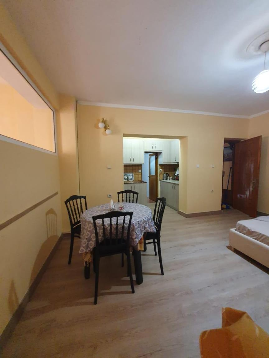 Mona'S Apartments Sarande Room photo